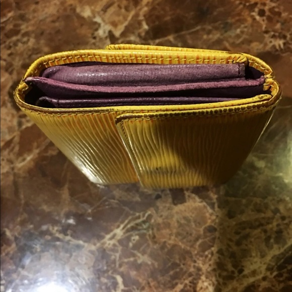 Auth Louis Vuitton Epi Wallet - Picture 8 of 12